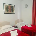 Host بيت شباب روما